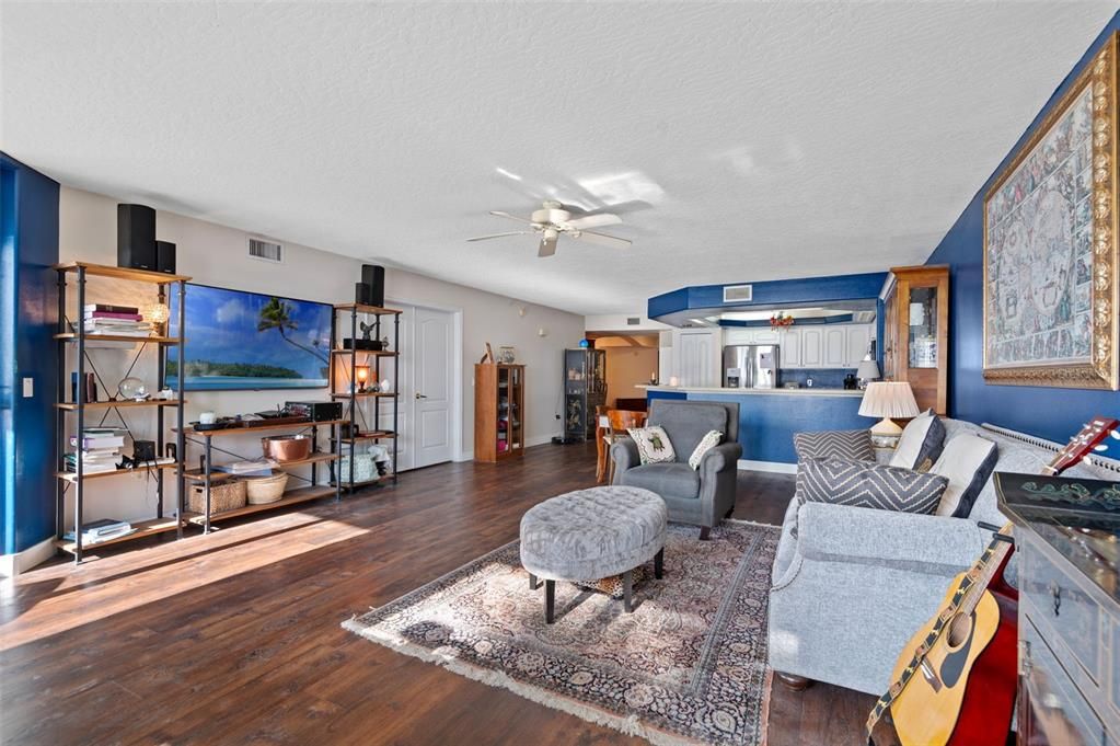 Activo con contrato: $429,000 (3 camas, 2 baños, 2050 Pies cuadrados)