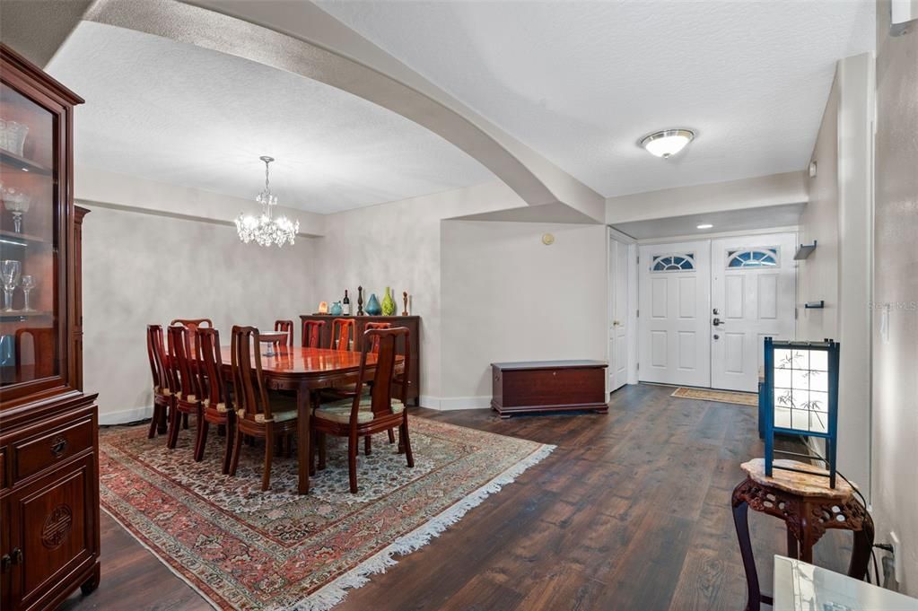 Activo con contrato: $429,000 (3 camas, 2 baños, 2050 Pies cuadrados)