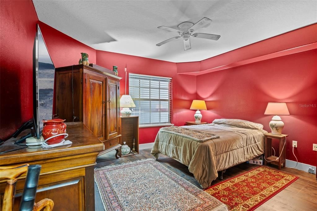 Activo con contrato: $429,000 (3 camas, 2 baños, 2050 Pies cuadrados)