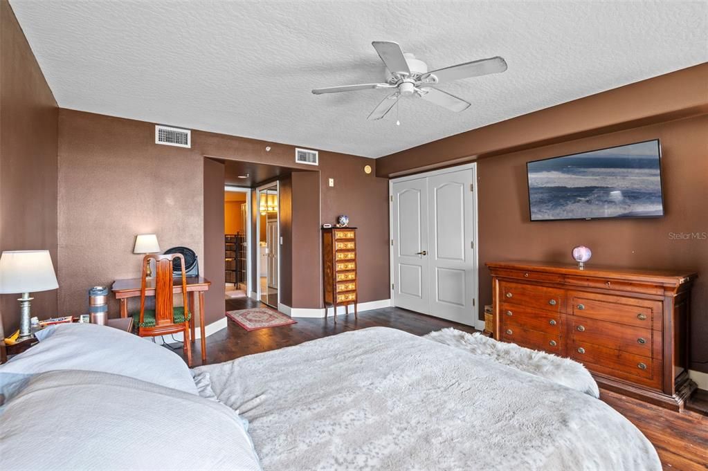 Activo con contrato: $429,000 (3 camas, 2 baños, 2050 Pies cuadrados)