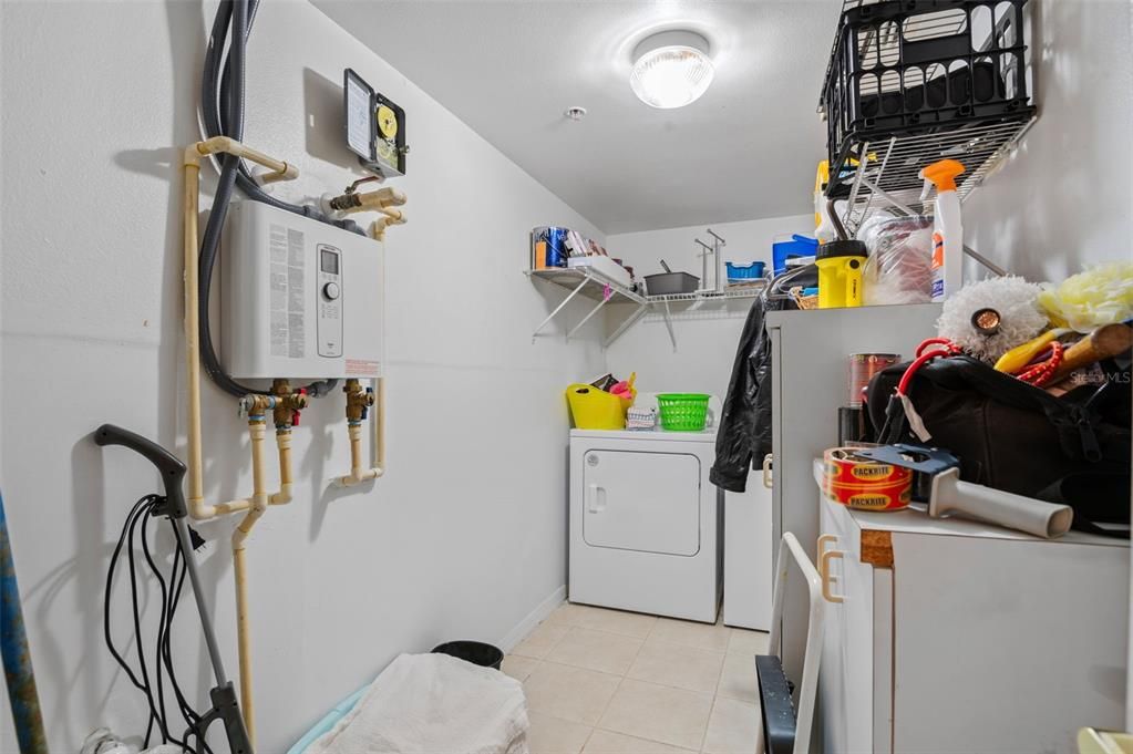 Activo con contrato: $429,000 (3 camas, 2 baños, 2050 Pies cuadrados)