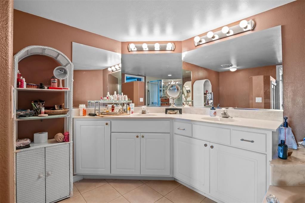 Activo con contrato: $429,000 (3 camas, 2 baños, 2050 Pies cuadrados)