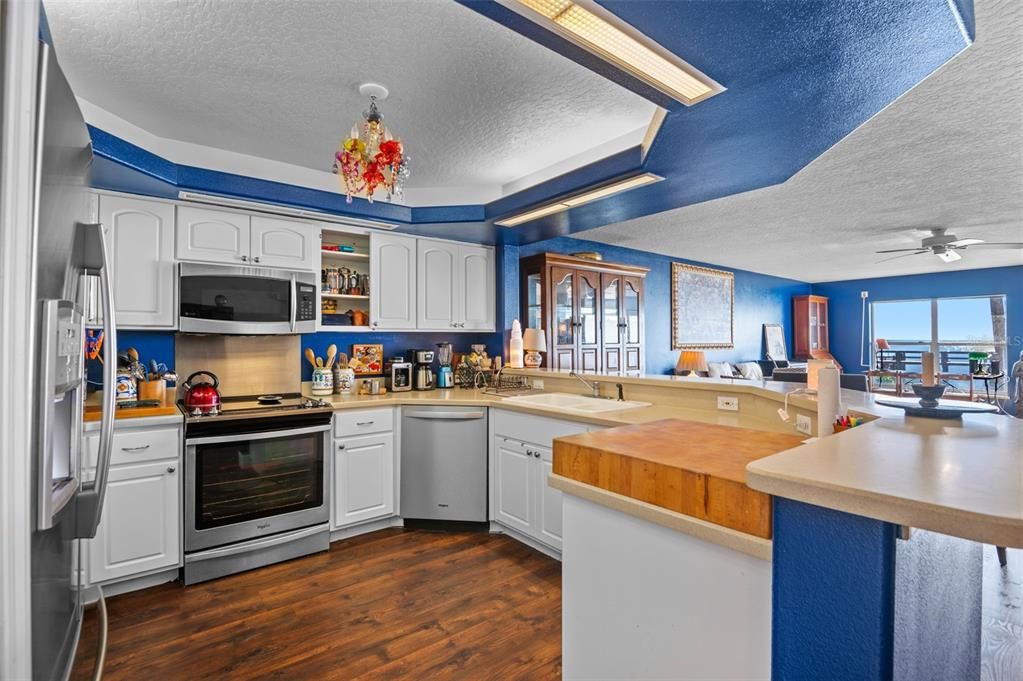 Activo con contrato: $429,000 (3 camas, 2 baños, 2050 Pies cuadrados)