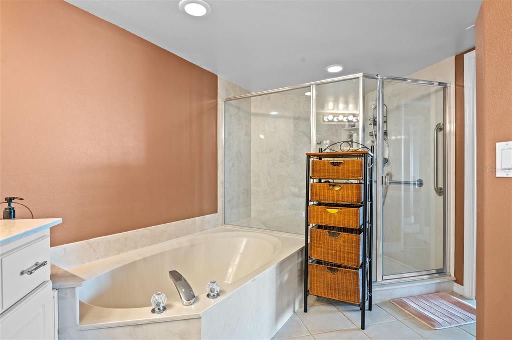 Activo con contrato: $429,000 (3 camas, 2 baños, 2050 Pies cuadrados)