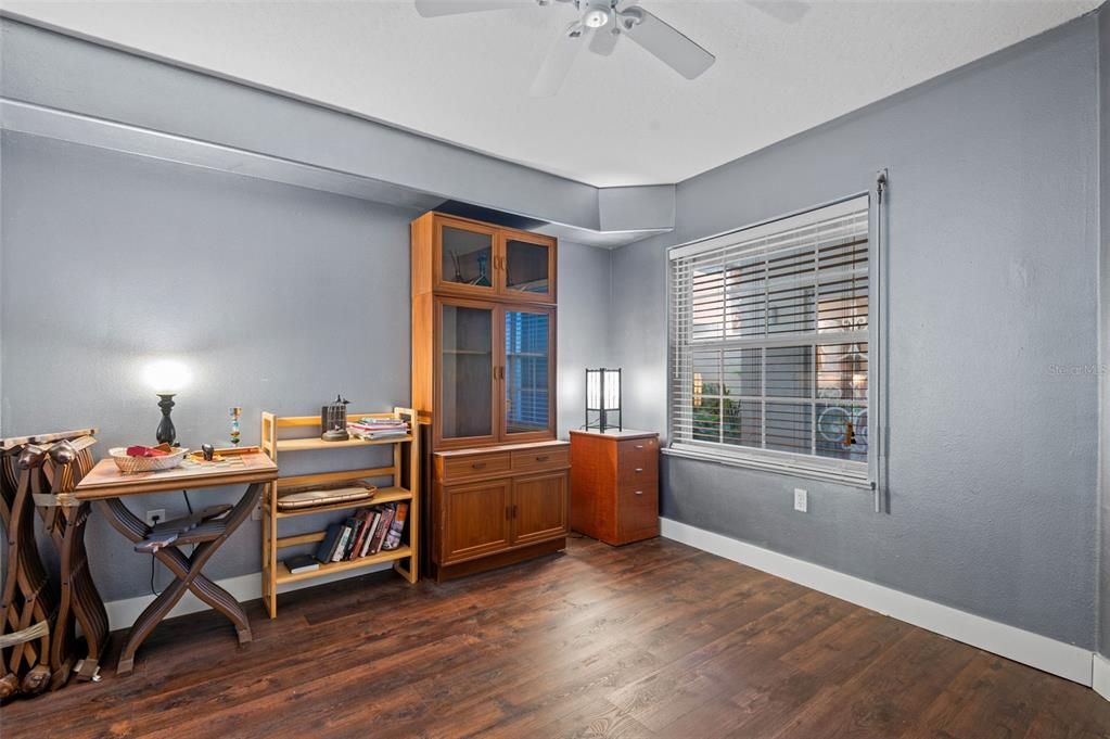 Activo con contrato: $429,000 (3 camas, 2 baños, 2050 Pies cuadrados)