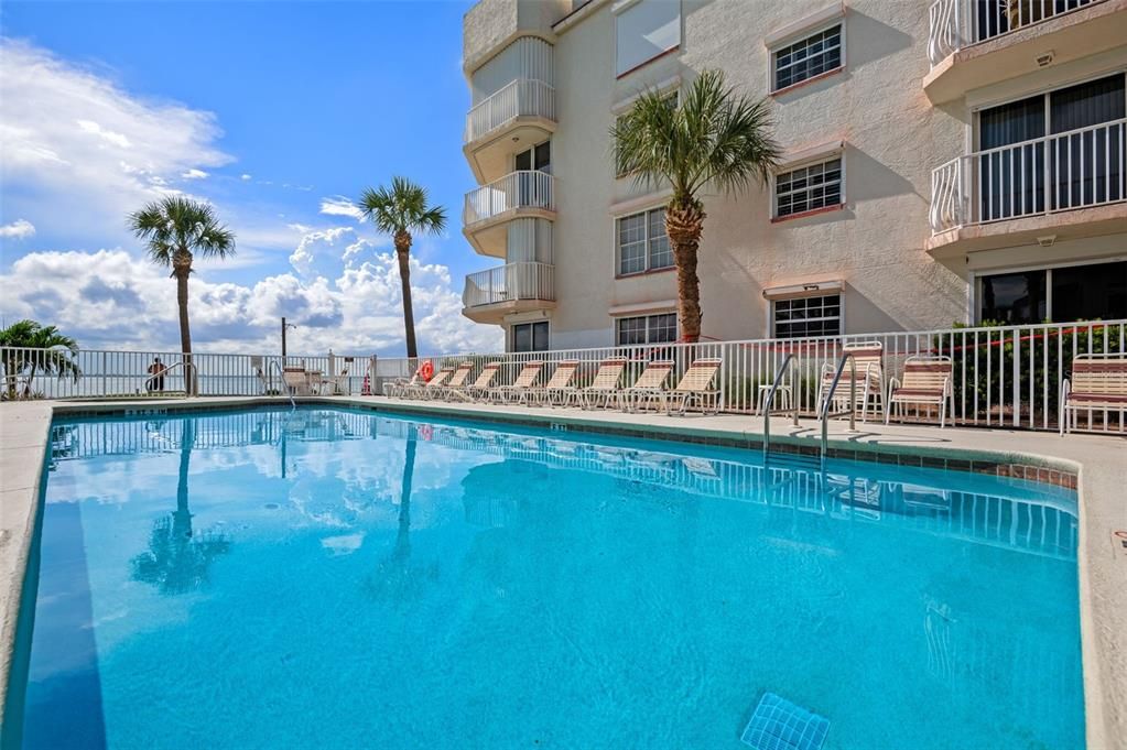 Activo con contrato: $429,000 (3 camas, 2 baños, 2050 Pies cuadrados)