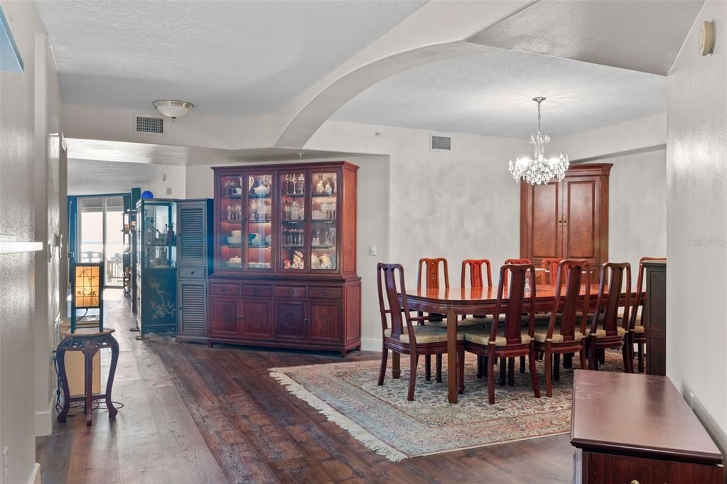 Activo con contrato: $429,000 (3 camas, 2 baños, 2050 Pies cuadrados)