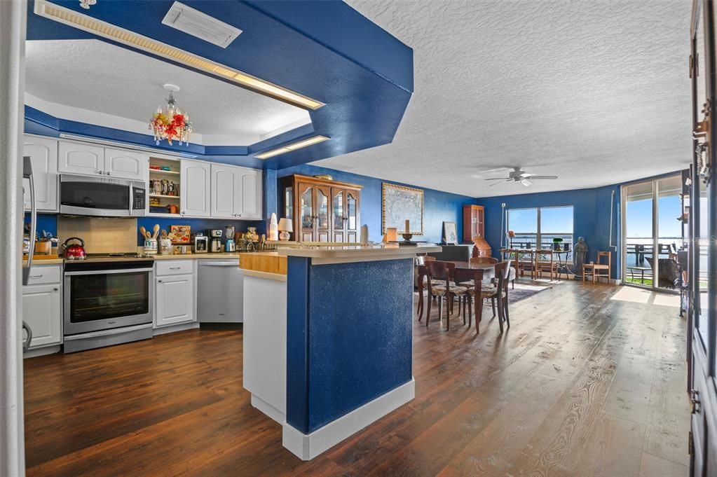 Activo con contrato: $429,000 (3 camas, 2 baños, 2050 Pies cuadrados)