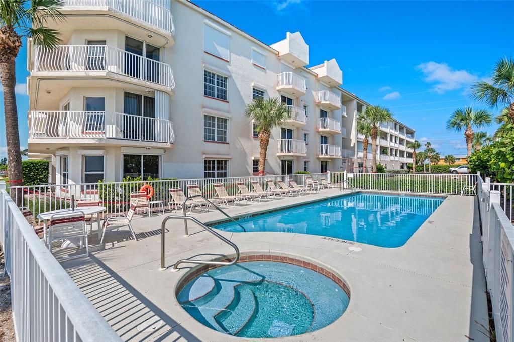 Activo con contrato: $429,000 (3 camas, 2 baños, 2050 Pies cuadrados)