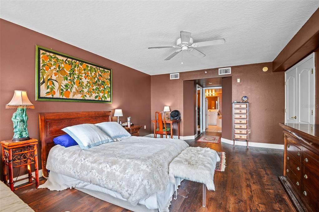 Activo con contrato: $429,000 (3 camas, 2 baños, 2050 Pies cuadrados)