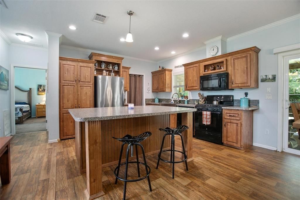 合同活跃: $475,000 (3 贝兹, 2 浴室, 1456 平方英尺)