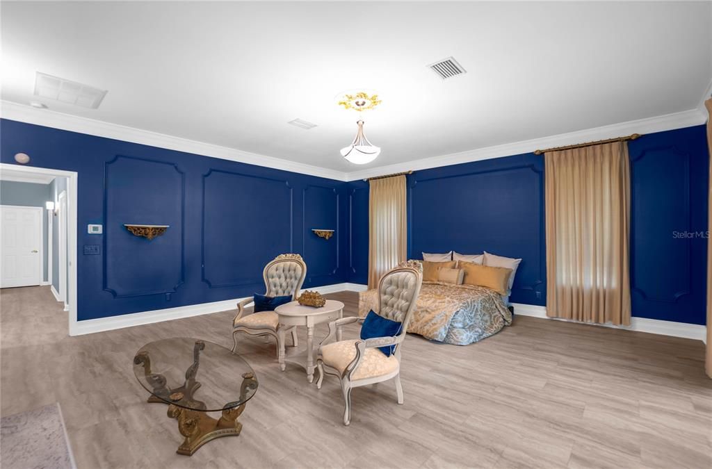 For Sale: $925,000 (7 beds, 4 baths, 5609 Square Feet)