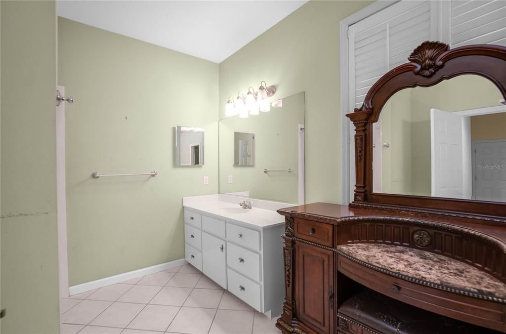 For Sale: $925,000 (7 beds, 4 baths, 5609 Square Feet)