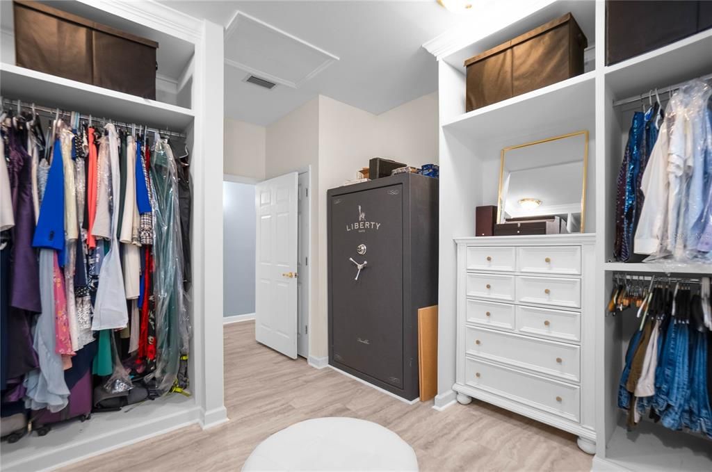 For Sale: $925,000 (7 beds, 4 baths, 5609 Square Feet)