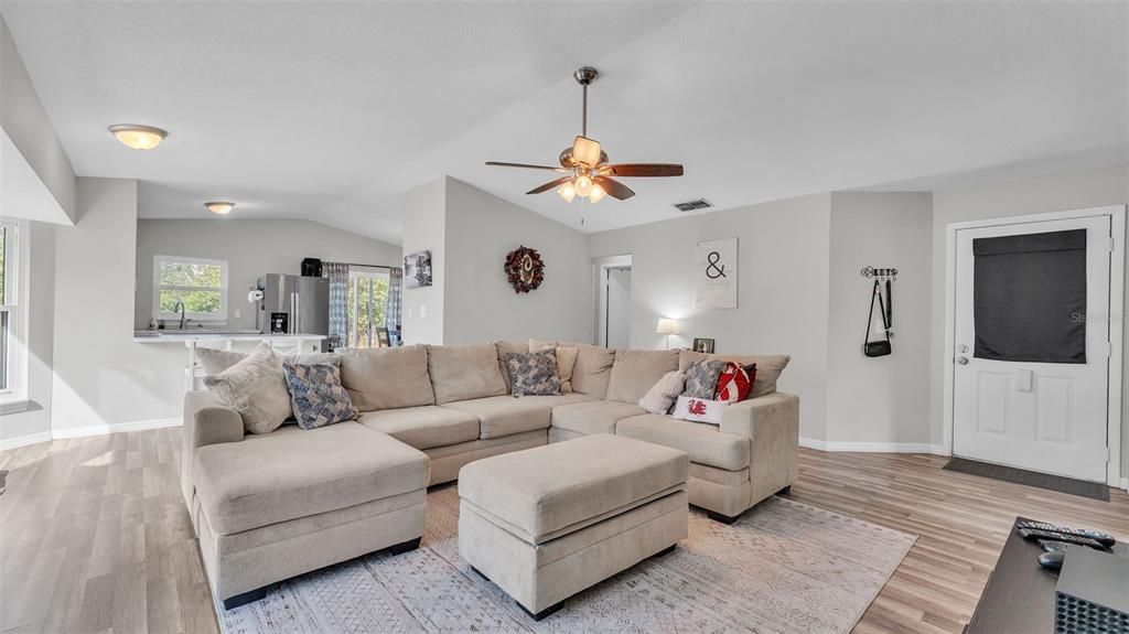 Active With Contract: $279,900 (3 beds, 2 baths, 1197 Square Feet)
