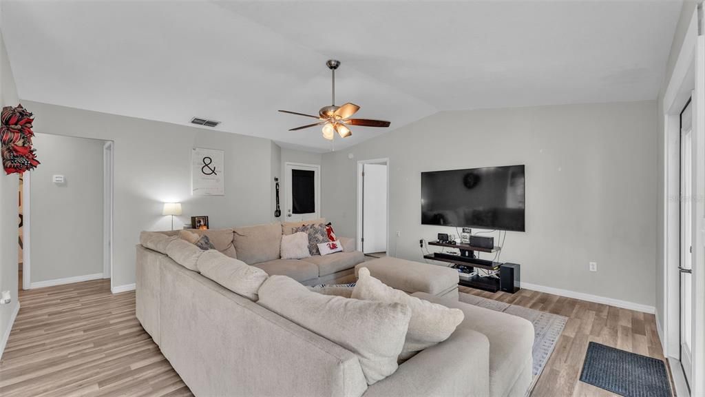 Active With Contract: $279,900 (3 beds, 2 baths, 1197 Square Feet)