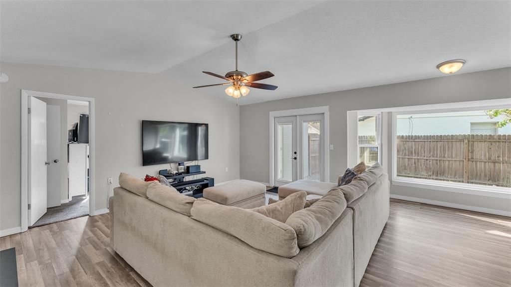 Active With Contract: $279,900 (3 beds, 2 baths, 1197 Square Feet)