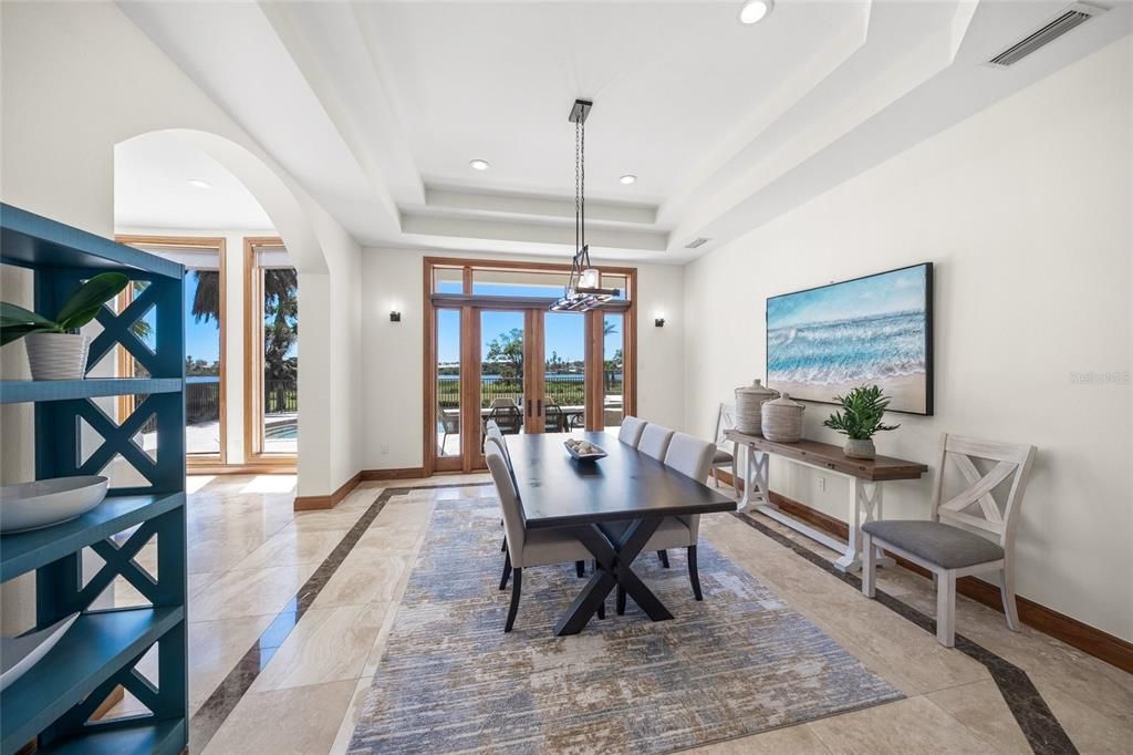 На продажу: $2,597,000 (5 спален, 5 ванн, 6147 Квадратных фут)