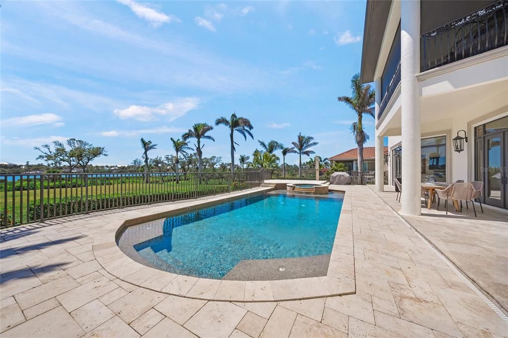 На продажу: $2,597,000 (5 спален, 5 ванн, 6147 Квадратных фут)