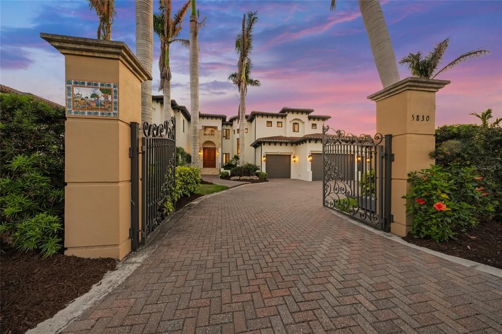 На продажу: $2,597,000 (5 спален, 5 ванн, 6147 Квадратных фут)