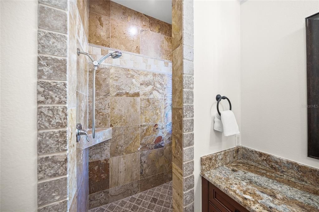 На продажу: $2,597,000 (5 спален, 5 ванн, 6147 Квадратных фут)