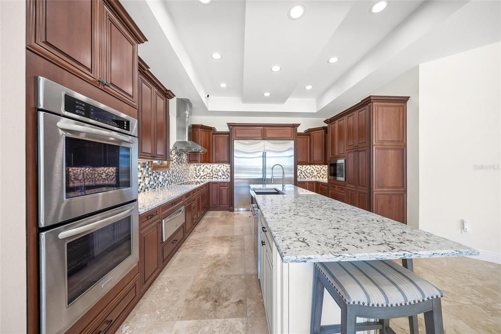 На продажу: $2,597,000 (5 спален, 5 ванн, 6147 Квадратных фут)