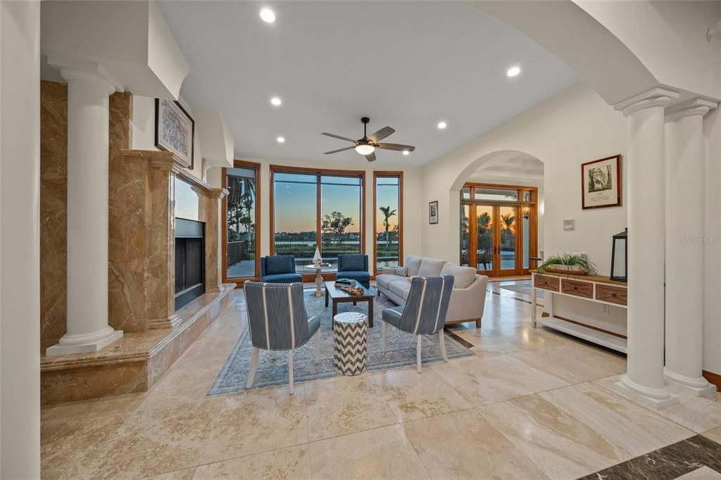 На продажу: $2,597,000 (5 спален, 5 ванн, 6147 Квадратных фут)