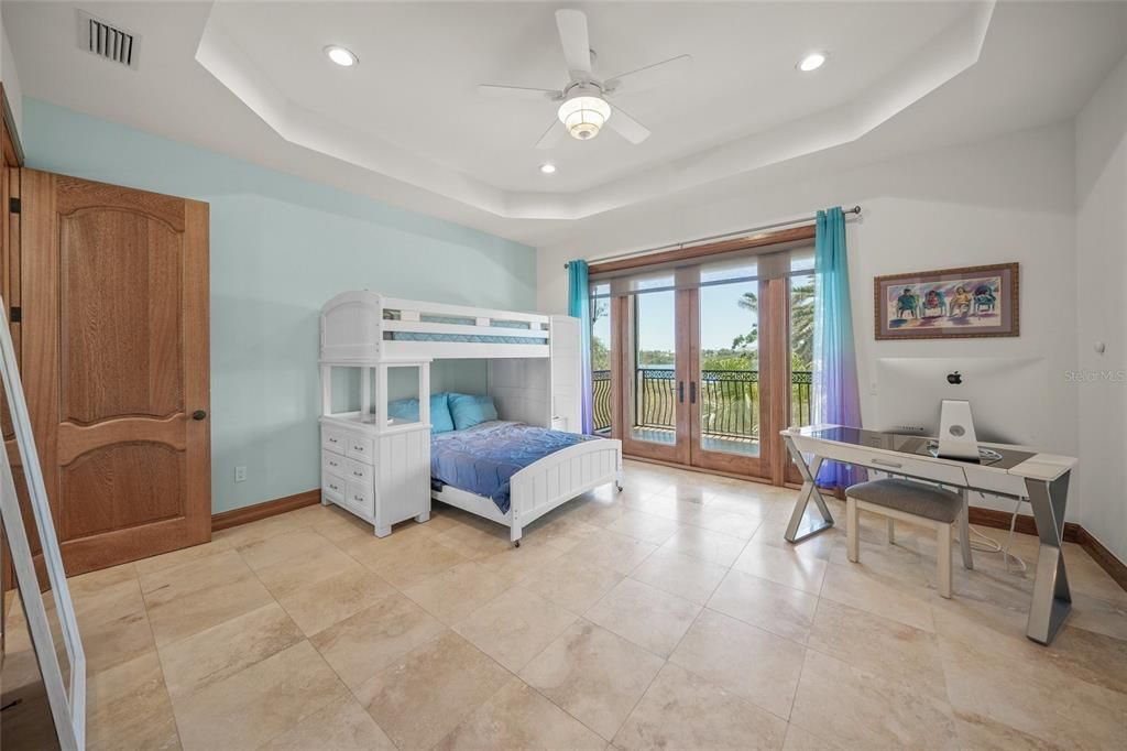 На продажу: $2,597,000 (5 спален, 5 ванн, 6147 Квадратных фут)