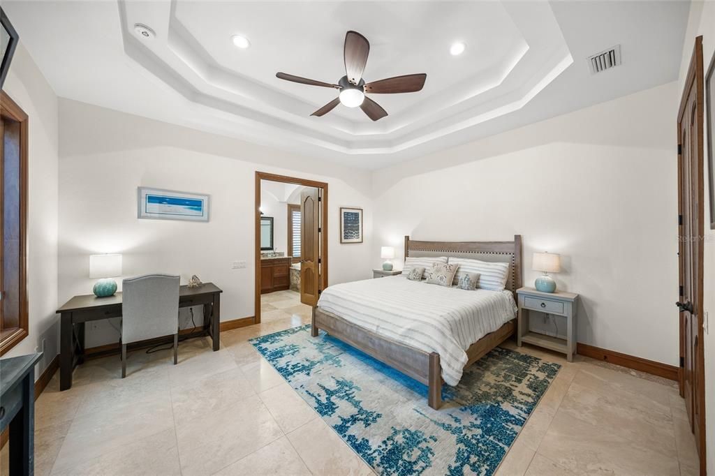 На продажу: $2,597,000 (5 спален, 5 ванн, 6147 Квадратных фут)