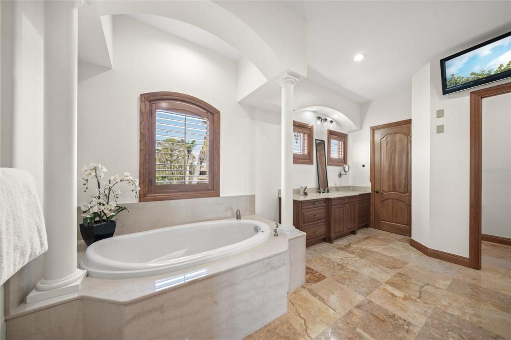 На продажу: $2,597,000 (5 спален, 5 ванн, 6147 Квадратных фут)