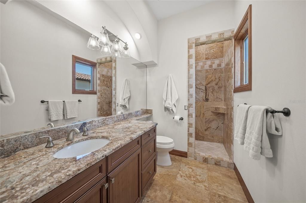 На продажу: $2,597,000 (5 спален, 5 ванн, 6147 Квадратных фут)