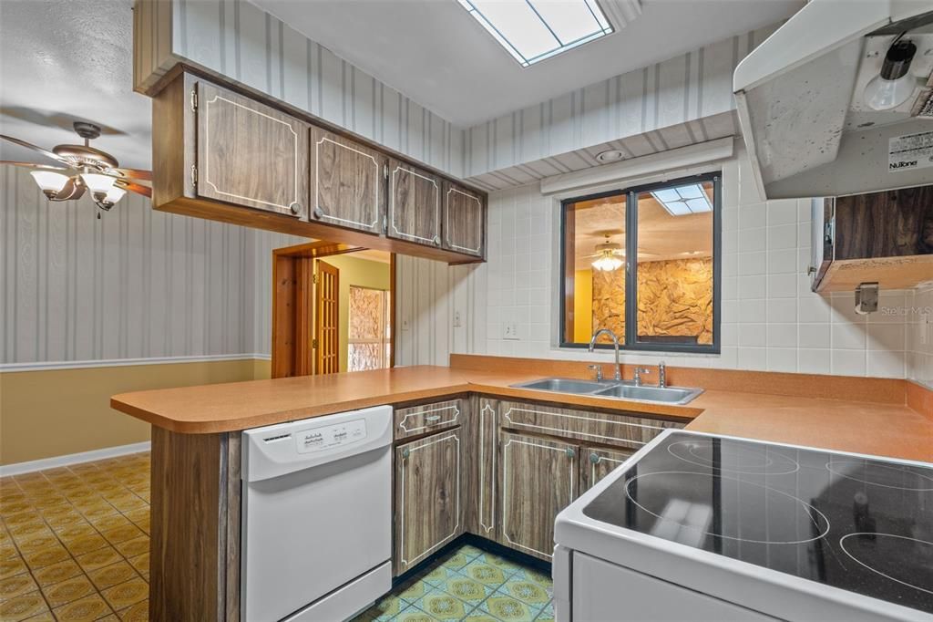 Под контрактом: $325,000 (3 спален, 2 ванн, 2241 Квадратных фут)