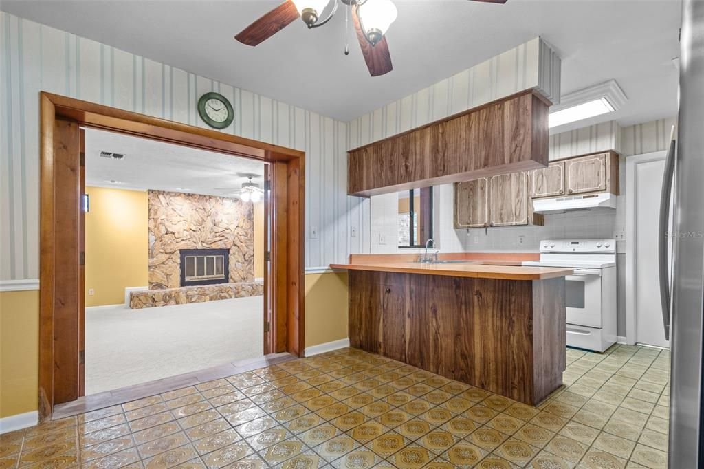 Под контрактом: $325,000 (3 спален, 2 ванн, 2241 Квадратных фут)