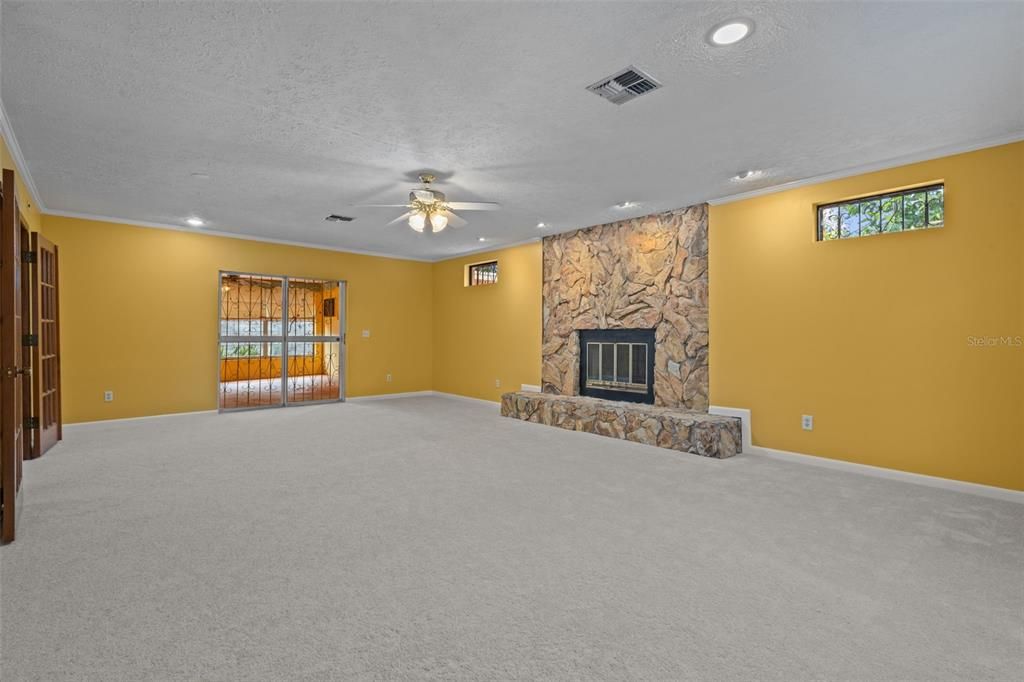 Под контрактом: $325,000 (3 спален, 2 ванн, 2241 Квадратных фут)