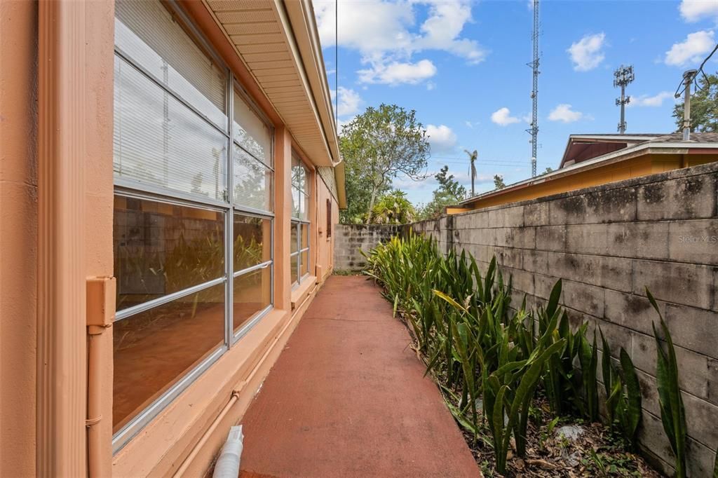 Под контрактом: $325,000 (3 спален, 2 ванн, 2241 Квадратных фут)