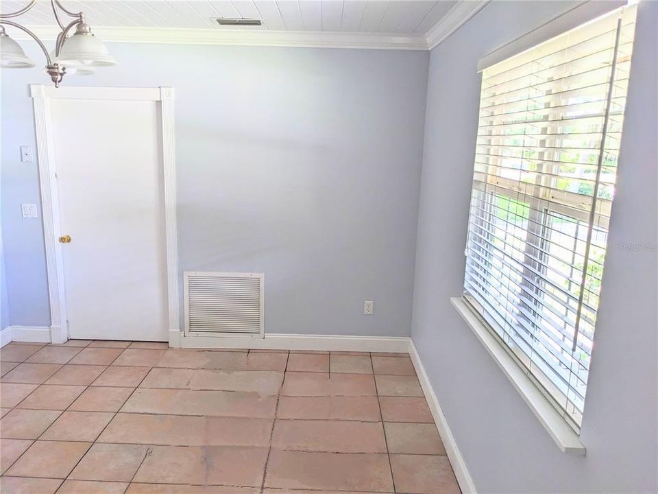 Под контрактом: $459,900 (4 спален, 2 ванн, 1901 Квадратных фут)