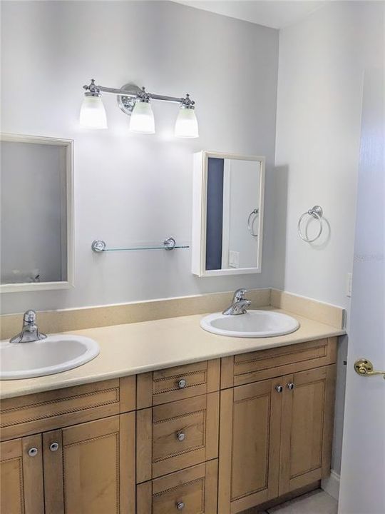 Под контрактом: $459,900 (4 спален, 2 ванн, 1901 Квадратных фут)