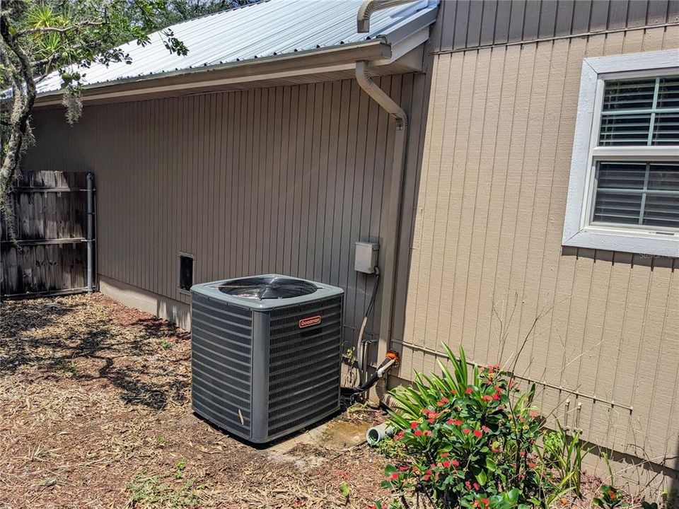 Под контрактом: $459,900 (4 спален, 2 ванн, 1901 Квадратных фут)