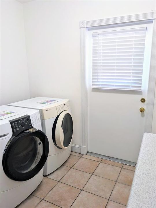 Под контрактом: $459,900 (4 спален, 2 ванн, 1901 Квадратных фут)