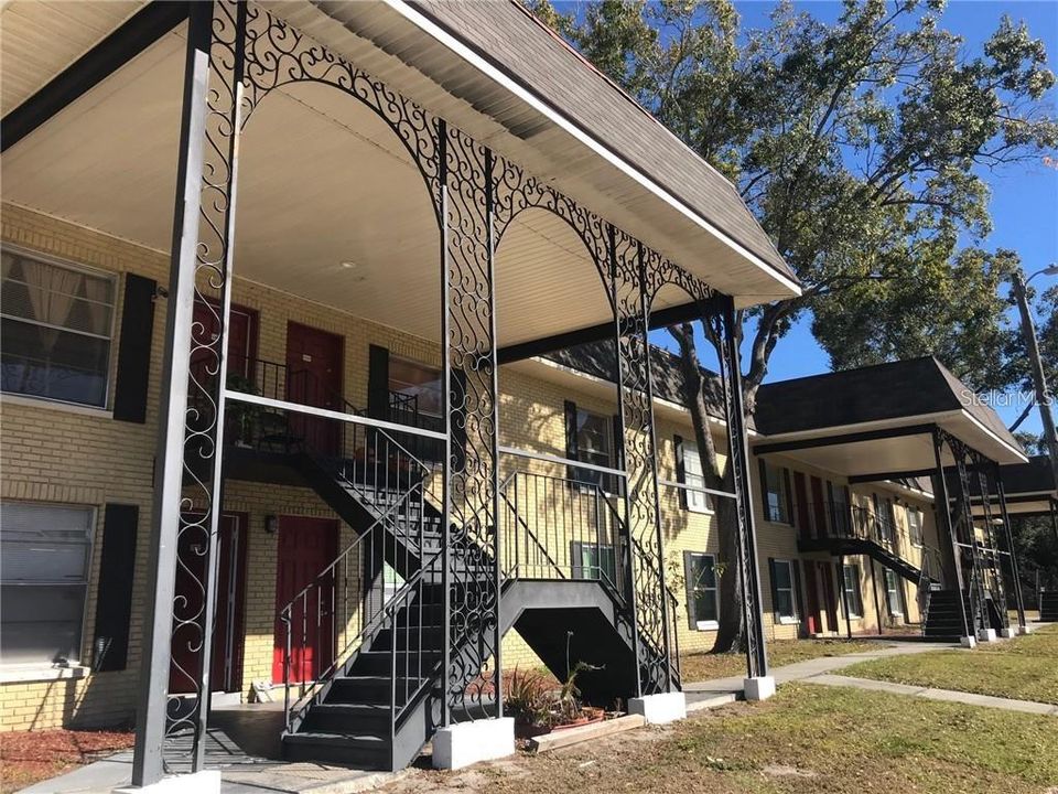 Под контрактом: $1,150 (2 спален, 1 ванн, 832 Квадратных фут)