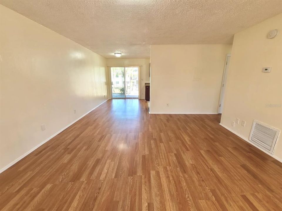 Под контрактом: $1,150 (2 спален, 1 ванн, 832 Квадратных фут)