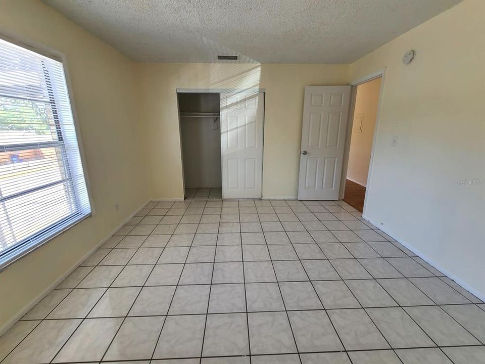 Под контрактом: $1,150 (2 спален, 1 ванн, 832 Квадратных фут)