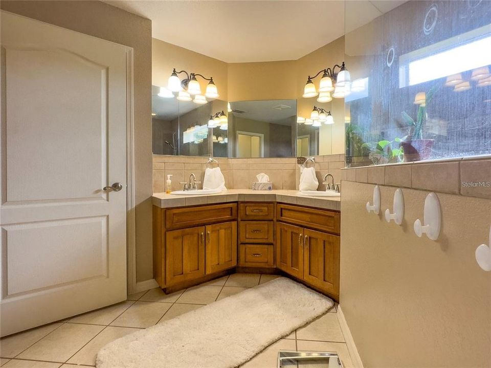 For Sale: $800,000 (3 beds, 2 baths, 2067 Square Feet)