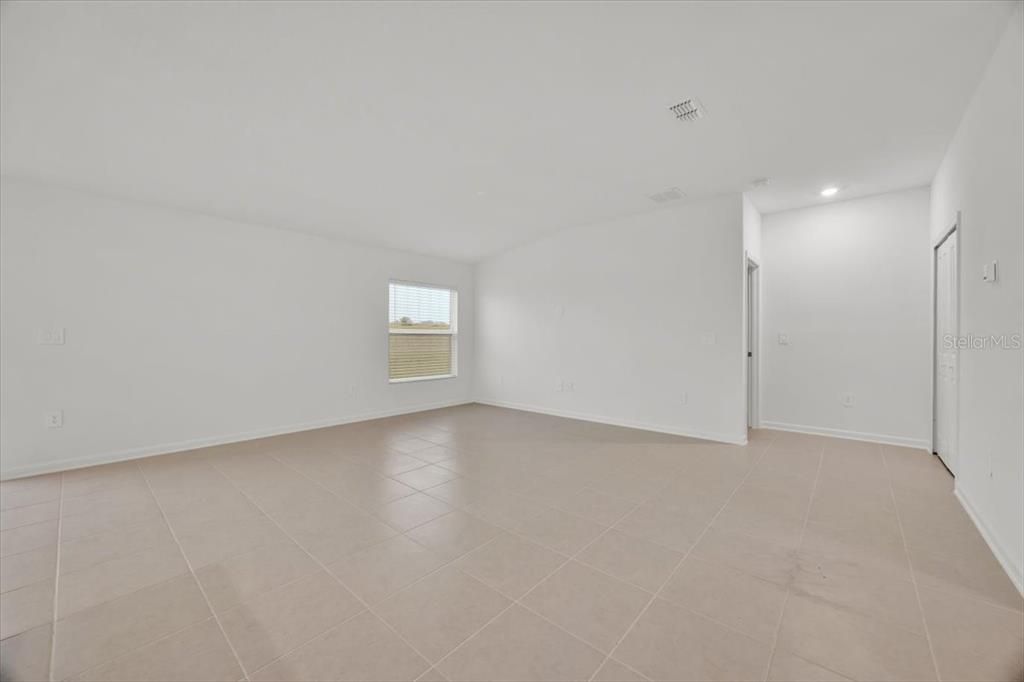 For Rent: $2,100 (4 beds, 2 baths, 1824 Square Feet)