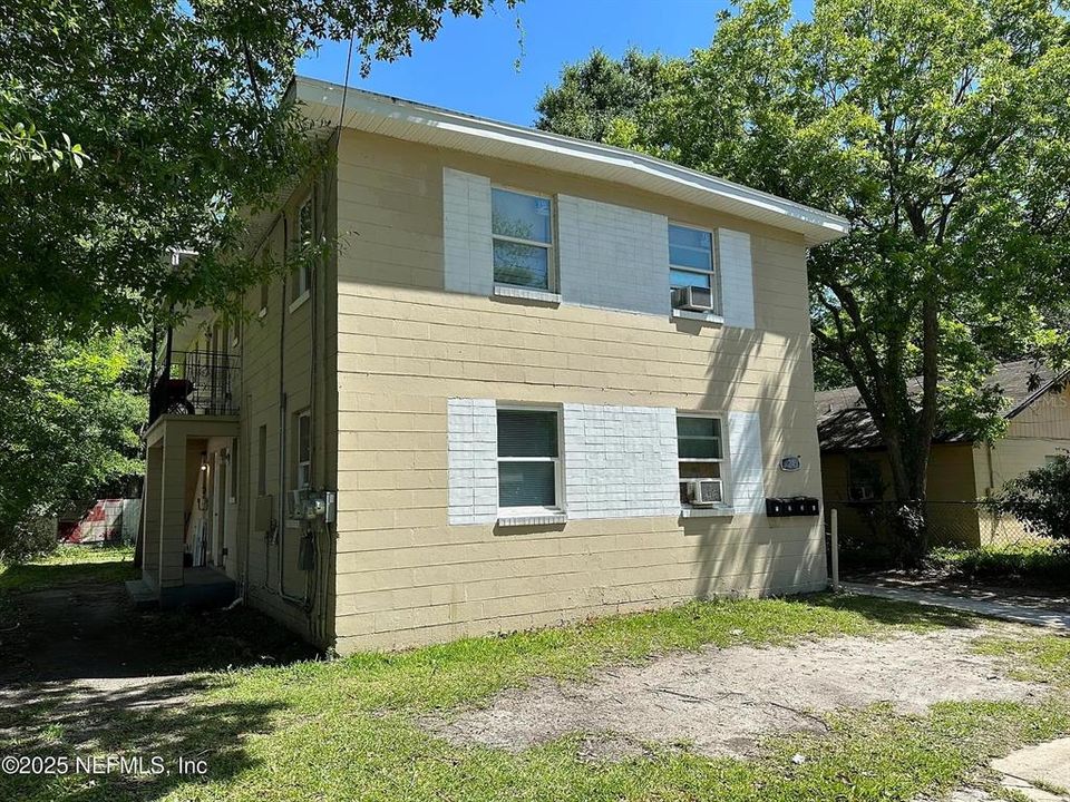 Recently Sold: $330,000 (8 beds, 4 baths, 2448 Square Feet)