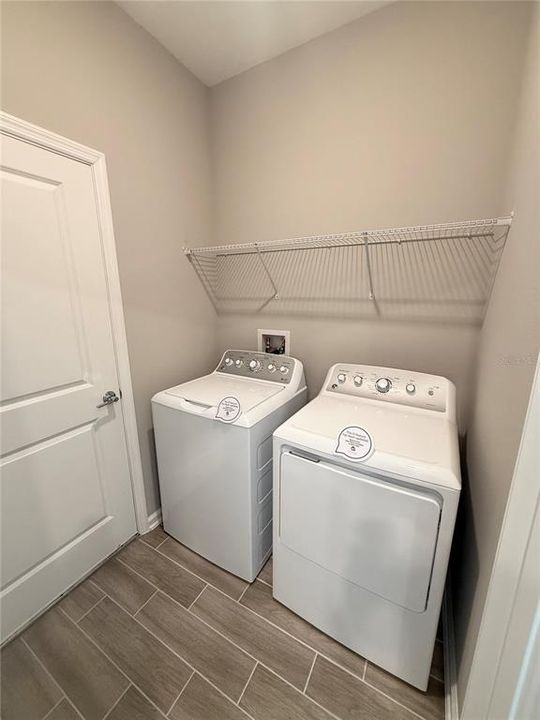 En Venta: $384,450 (4 camas, 3 baños, 2211 Pies cuadrados)