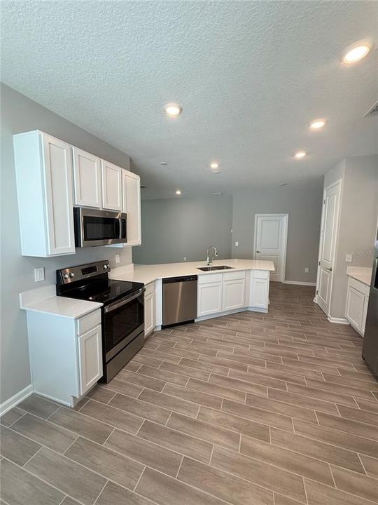 En Venta: $384,450 (4 camas, 3 baños, 2211 Pies cuadrados)