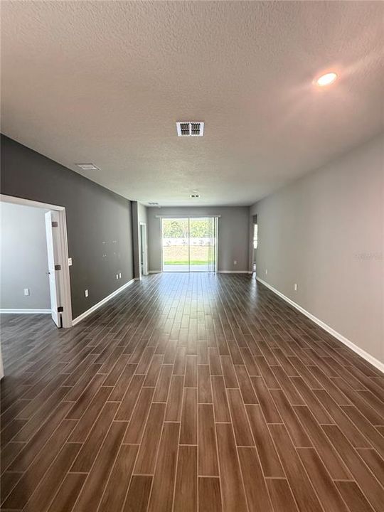 En Venta: $384,450 (4 camas, 3 baños, 2211 Pies cuadrados)