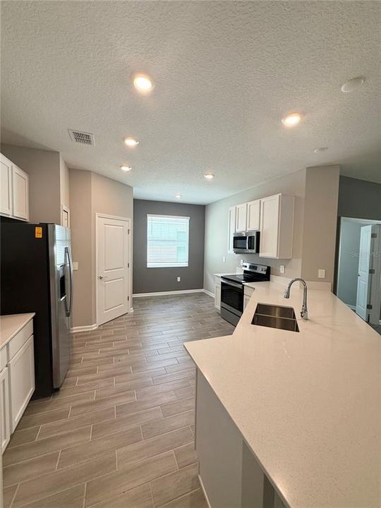 En Venta: $384,450 (4 camas, 3 baños, 2211 Pies cuadrados)