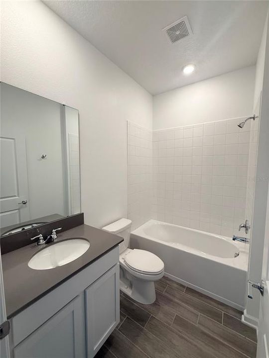 En Venta: $384,450 (4 camas, 3 baños, 2211 Pies cuadrados)